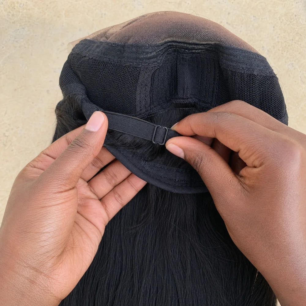 Mains réglant la bande élastique à l'intérieur du bonnet