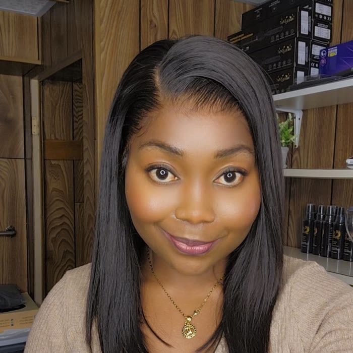 Akel Beauty advisor wearing a straight wig inside the Montréal boutique